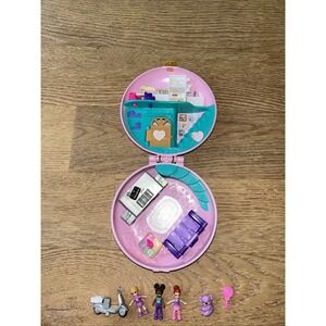 Mattel Polly Pocket Donut Pajama Party Compact Playset‎ with Mini Figures.